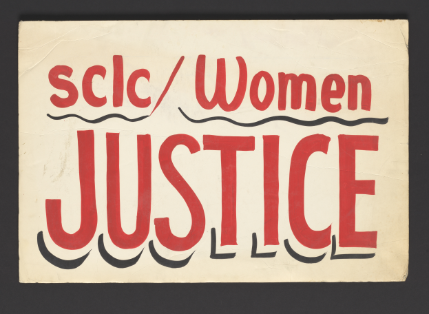 Ein Plakat mit fetter schwarzer Schrift, die 'scic/women justice' in der Mitte zeigt, auf einem weißen Hintergrund, eingerahmt von einem schwarzen Rand.