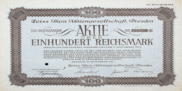 Ein altes deutsches Wertpapier mit schwarzem Rand und der Aufschrift "Aktie über Einhundert Reichmark".