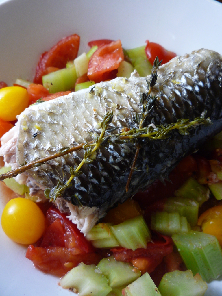 Ein Teller mit verschiedenen Gemüse- und einem Fleischstück.