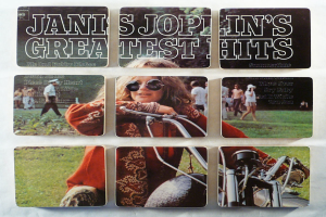 Eine Collage aus sechs Bildern, die ein Mädchen mit einem Fahrrad in der Vordergrund zeigt, mit Gras, Menschen, Texttafeln und Bäumen im Hintergrund.