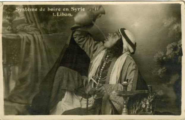 Schwarz-weißes Foto eines Mannes in traditioneller arabischer Kleidung, der ernsthaft aus einem Krug trinkt, mit der Aufschrift "Arabisch" oben.