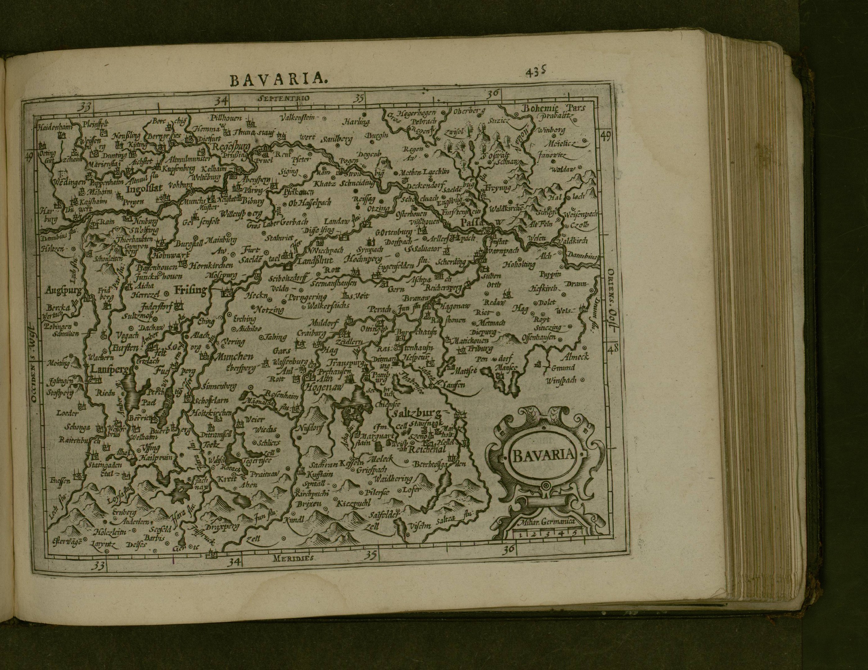 Offenes Buch mit detaillierter Karte von Bayern, sichtbar Städte, Dörfer und begleitender beschreibender Text.