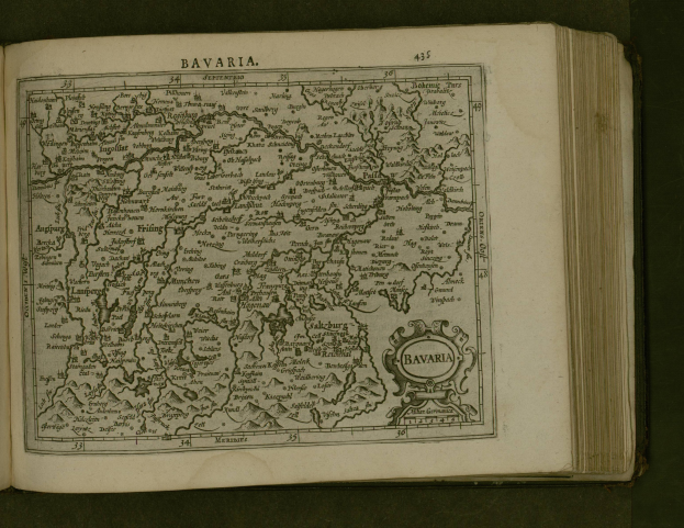 Offenes Buch mit detaillierter Karte von Bayern, sichtbar Städte, Dörfer und begleitender beschreibender Text.