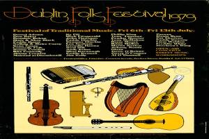 Plakat für das Dublin Folk Festival 1975 mit musikalischen Instrumenten wie Gitarre, Harfe, Flöte und Schlagzeugset sowie Textinformationen zum Festival.