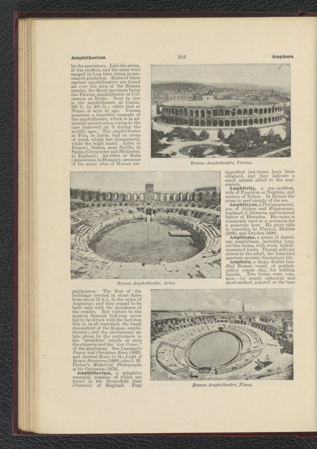 Offenes Buch mit Stadionbild und textuellen und visuellen Informationen zum Veranstaltungsort.