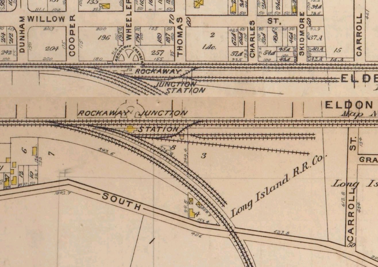 Ausführliche alte Stadtkarte mit einer Bahnstrecke, Straßen, Gebäuden und beschrifteten Straßen, Parks und Sehenswürdigkeiten.