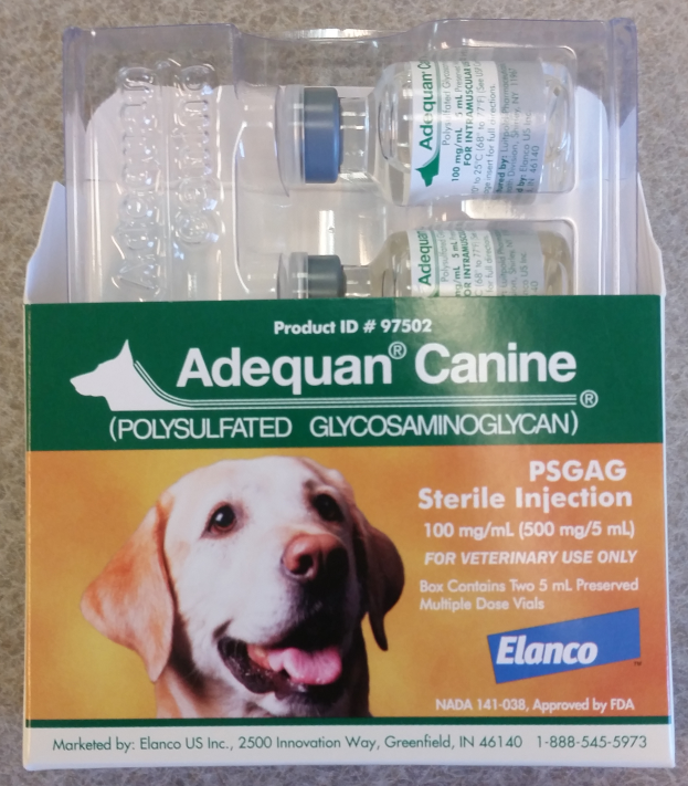 Eine Schachtel Adequan Canine Polysulfated Glycosaminoglycan Sterile Injection, mit einem Hundebild und Produktbeschreibung, auf einer flachen Oberfläche platziert.