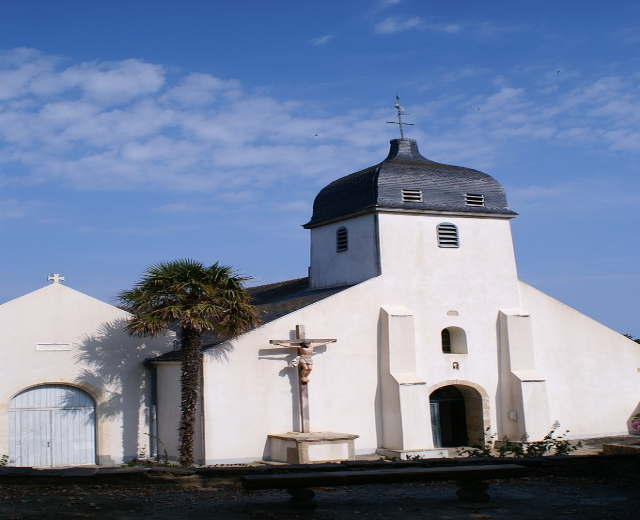 Eine Kirche ist im Bildzentrum zu sehen.