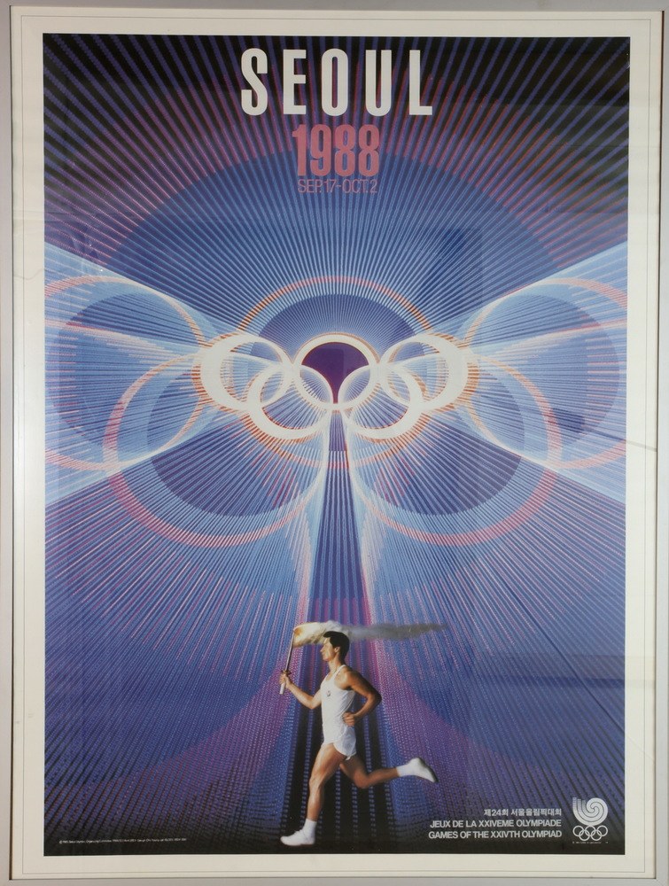 Plakat für die Olympischen Spiele 1988 in Seoul, Südkorea, das einen Läufer mit dem Olympischen Ring im Hintergrund und den Text "Olympische Spiele" oben zeigt.