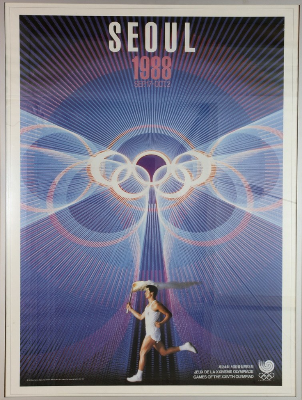 Plakat für die Olympischen Spiele 1988 in Seoul, Südkorea, das einen Läufer mit dem Olympischen Ring im Hintergrund und den Text "Olympische Spiele" oben zeigt.