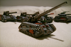 Panzer auf einem weißen Tuch mit weißem Hintergrund präsentiert.