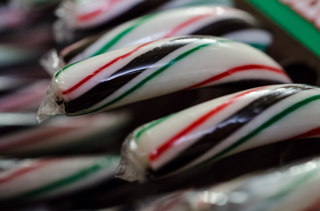 Verschiedene Pralinen ordentlich arrangiert und in einer Box verpackt.