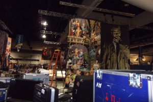 Ein geschlossener Lagerbereich mit verschiedenen Gegenständen.