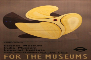 Plakat an einer Gebäudewand mit der Aufschrift "Für die Museen", das ein zentrales Porträtbild mit informativem Text über das Museum zeigt.
