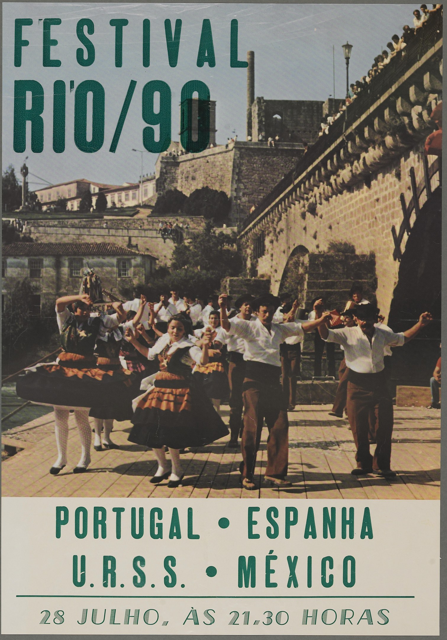 Plakat für das Festival Rio/90 in Portugal, Spanien, mit tanzenden Menschen im Vordergrund und Gebäuden, Bäumen und einem klaren blauen Himmel im Hintergrund und Text unten.