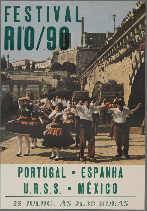 Plakat für das Festival Rio/90 in Portugal, Spanien, mit tanzenden Menschen im Vordergrund und Gebäuden, Bäumen und einem klaren blauen Himmel im Hintergrund und Text unten.