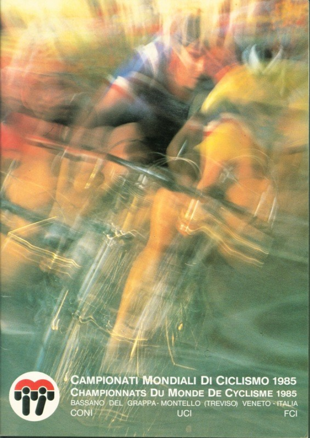 Plakat für die Cyclisme-Weltmeisterschaft 1985, das Radrennfahrer in bunten Jerseys und Helmen unter einem hellblauen Himmel mit weißen Wolken zeigt.
