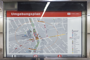 Ein detaillierter U-Bahn-Stationsplan von München, Deutschland, der auf einer Glasplatte angezeigt wird.