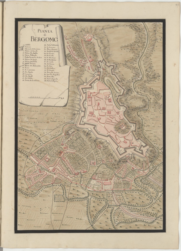 Ein altes Buch mit einer detaillierten Karte von Bergamo, Italien, das Straßen, Gebäude und Sehenswürdigkeiten zeigt, sowie Texten mit Informationen zur Bevölkerung, Geschichte und Kultur der Stadt.