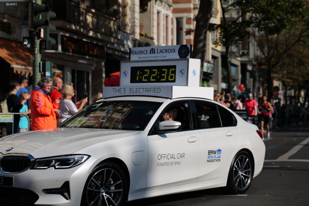 Tempoüberschreitung mit 130 km/h in Oberasbach: Polizei stoppt BMW-Fahrer - Überraschung bei ID-Control
