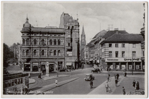 Schwarz-weiß-Foto einer belebten Münchner Stadtstraße mit Fußgängern, Fahrzeugen, Gebäuden, Bäumen und Himmel, mit Text unten.