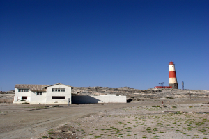 Ein Gebäude mit einem Turm, das auf dem Boden steht.