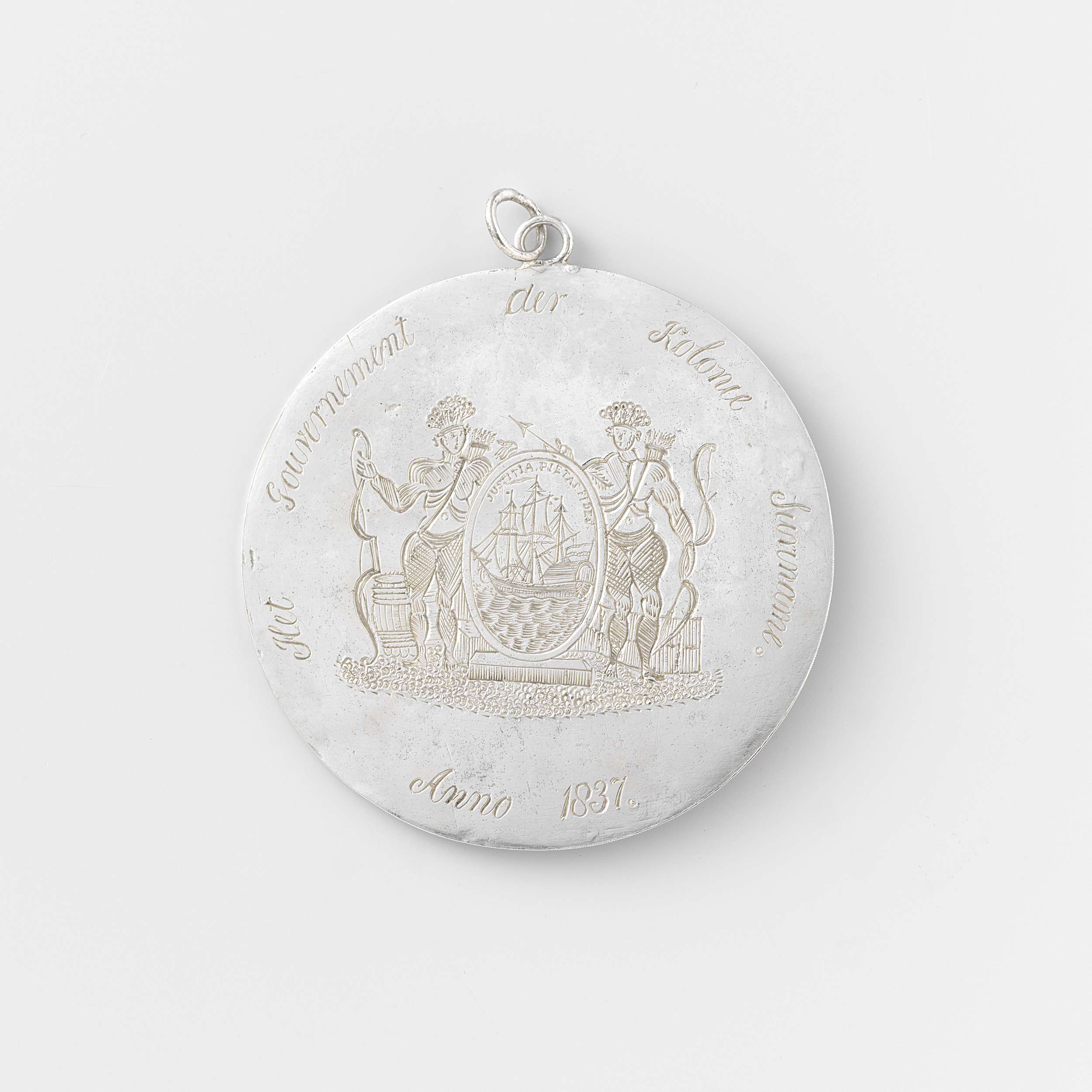 Eine Silbermedaille mit eingravierten Bildern eines Mannes und einer Frau vor einem weißen Hintergrund, die das Jubiläum der Deutschen Revolution feiern.