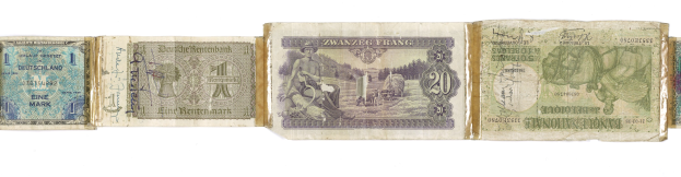 Ein altes Buch mit einem Stapel verschiedener Altgeld-Banknoten darauf.