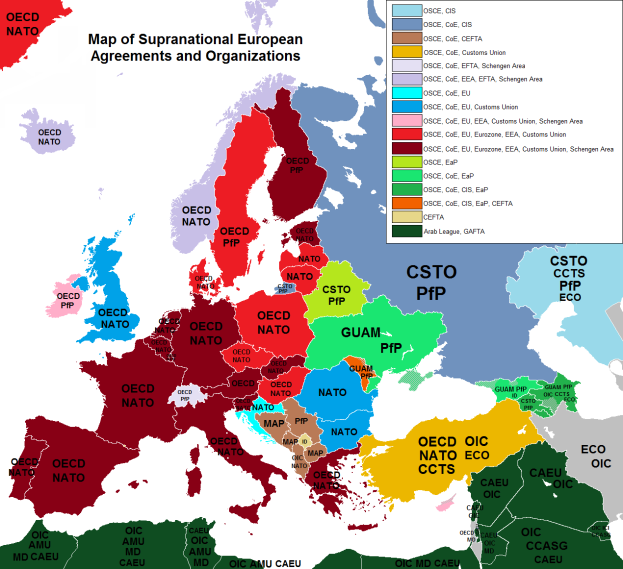 Eine Karte von Europa mit unterschiedlich gefärbten Ländern, die verschiedene Abkommen und Organisationen darstellen, begleitet von Text, der die Länder und beteiligten Nationen nennt.