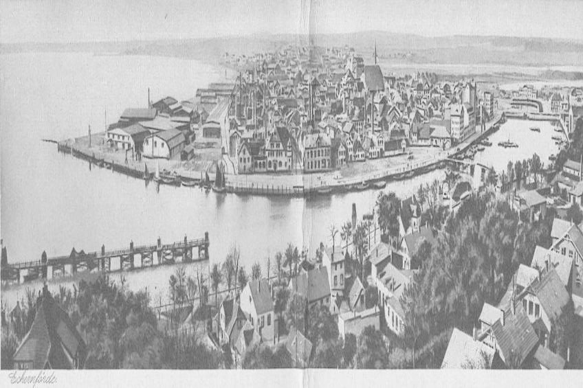 Ein altes Schwarz-Weiß-Foto von Eckenhofeld, Deutschland aus dem Jahr 1885, das zahlreiche Gebäude, Bäume und eine Brücke über ein Gewässer zeigt.