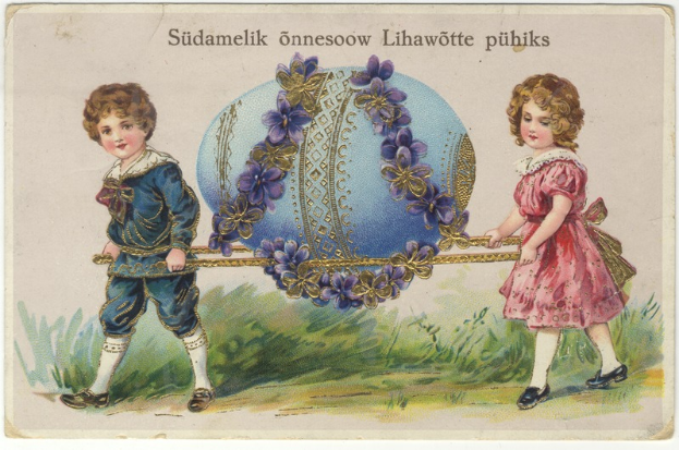 Zwei Kinder, ein Junge und ein Mädchen, stehen Seite an Seite und halten Ostereier in der Hand, mit grünem Gras und einem blauen Himmel im Hintergrund.