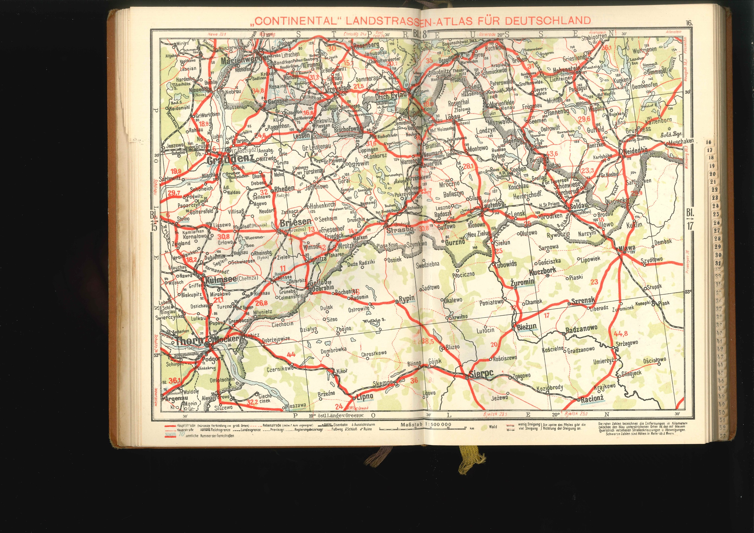 Offenes Buch mit detaillierter Karte von Deutschlands Straßen und Autobahnen auf schwarzem Hintergrund.