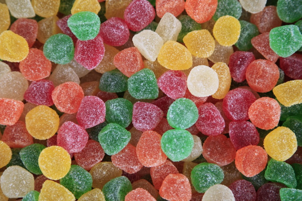 Eine Sammlung von Zuckerbonbons in verschiedenen Farben.