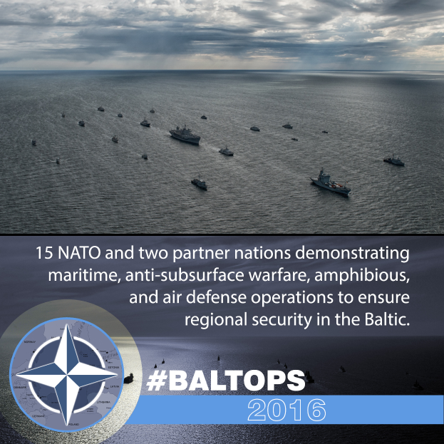 Eine Gruppe von Schiffen auf dem Wasser mit einem bewölkten Himmel im Hintergrund und einem Text unten, der lautet "15 NATO und zwei Partnerländer demonstrieren maritime, anti-unterwasserkriegsführende, amphibische und Luftverteidigung Operationen, um die regionale Sicherheit im Baltikum zu gewährleisten" neben einem Logo.