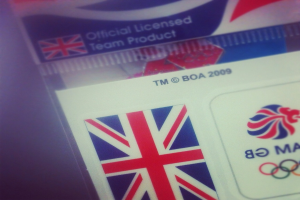 Nahaufnahme eines Personalausweises mit der amerikanischen Flagge und der Aufschrift 'Kritische Lizenz' auf der Vorderseite.