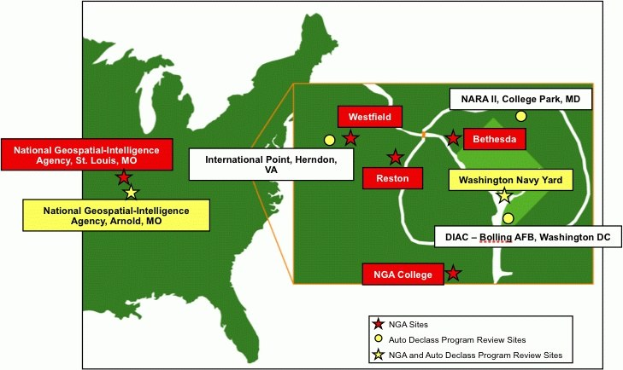 Eine Karte der Vereinigten Staaten, die die Standorte der National Geospatial Intelligence Agency in fetter Schrift hervorhebt und auf detaillierte geografische Merkmale wie Flüsse, Berge und Städte gelegt ist.