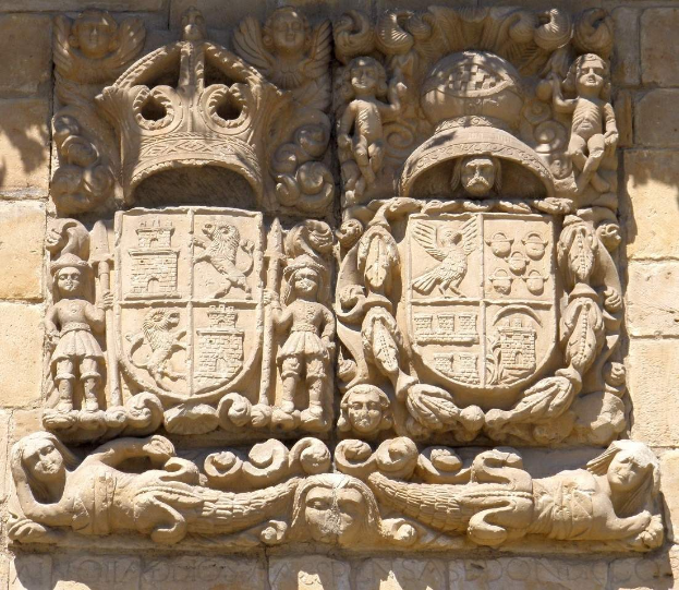 Steinernes Wappen der Stadt San Miguel de Allende, Spanien, an der Seite eines Gebäudes mit detaillierten historischen und kulturellen Elementen.