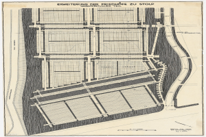 Alte Stadtkarte mit detaillierten Gebäudelayouts und handgeschriebenen Textanmerkungen.
