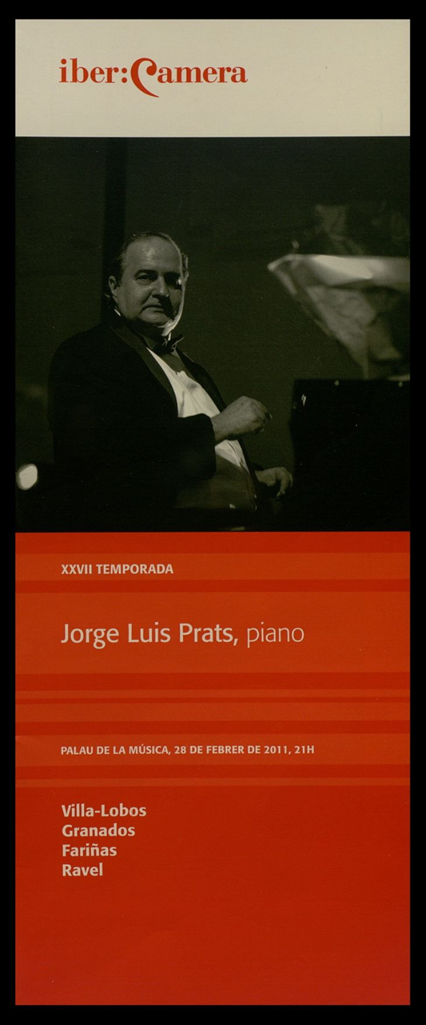 Ein Plakat von Jorge Luis Prats, einem renommierten Pianisten, der in einem schwarzen Anzug und einem weißen Hemd auf einem Klavier sitzt, die Hände auf den Tasten, mit einem ernsten und konzentrierten Gesichtsausdruck.