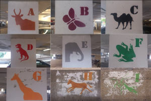 Eine Collage mit Säulen, die mit Bildern, Buchstaben, Fahrzeugen, Lichtern und Stangen geschmückt sind.