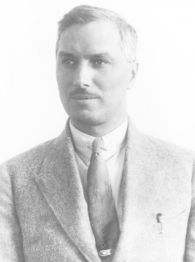 Ein Schwarz-Weiß-Foto eines Mannes in einem Blazer, Krawatte und Hemd mit einem weißen Hintergrund, bei dem es sich angeblich um John F. Kennedy, Gründer und CEO des Unternehmens, handelt.