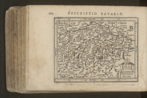 Ein altes Buch mit einer detaillierten Karte von Bayerns geografischen Merkmalen auf dem Cover, dargestellt vor einem schwarzen Hintergrund.