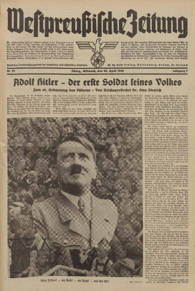 Schwarzes und weißes Foto von Adolf Hitler in einem schwarzen Anzug und weißem Hemd, das auf der Titelseite einer deutschen Zeitung mit der Schlagzeile 'Adolf Hitler - Der Erte Soldat Feines Volkes' erscheint.