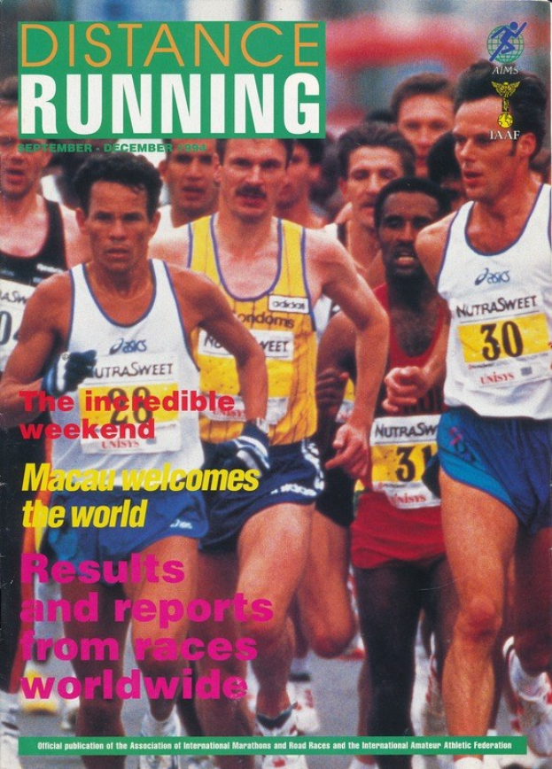 Ein Magazin-Cover mit der Aufschrift "Langstreckenlauf", das eine Gruppe von Menschen zeigt, die bei einem Marathon laufen, vor einem hellblauen Himmel mit weißen Wolken.