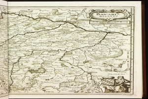Ein aufgeschlagenes Buch mit einer detaillierten Karte von Bayern, auf der Städte, Ortschaften, Flüsse und andere geografische Merkmale bezeichnet sind.
