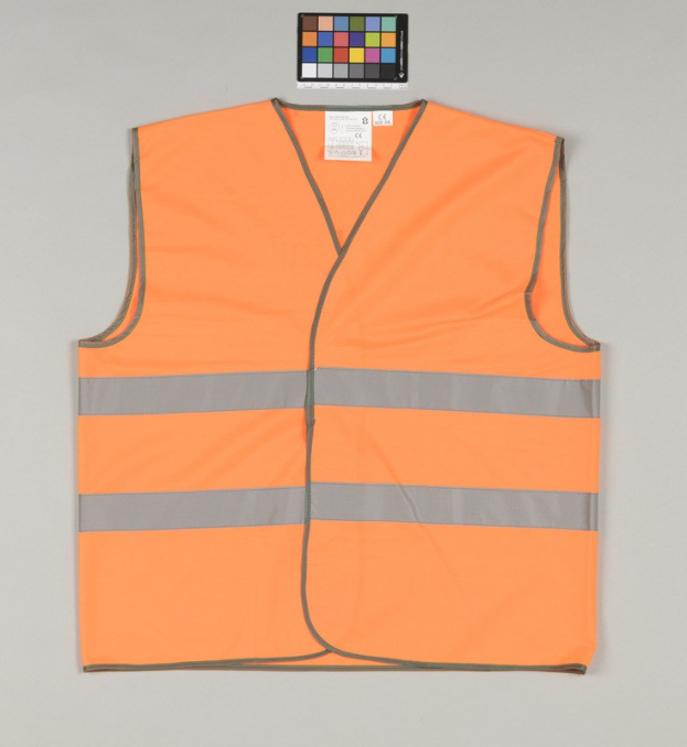 Leuchtend orangefarbene Sicherheitsweste mit reflektierenden Streifen auf einem grauen Hintergrund, mit einem angebrachten Anhänger.