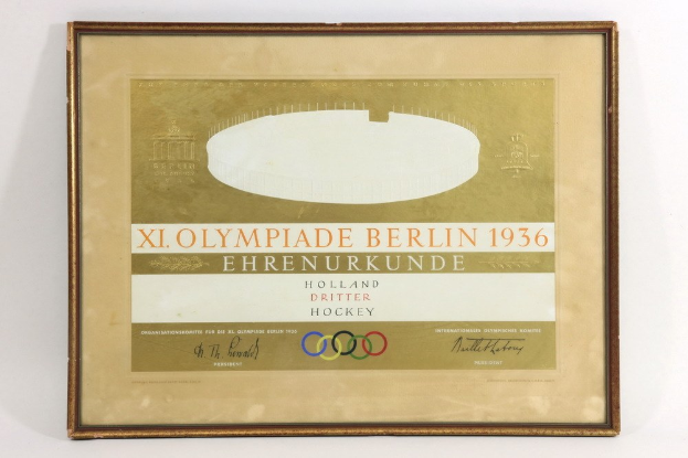 Plakat für die Olympischen Spiele 1936 in Berlin in einem Bilderrahmen auf einem weißen Hintergrund.