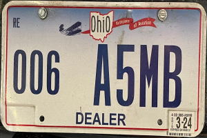 Nahaufnahme eines Kfz-Kennzeichens mit Text und Zahlen