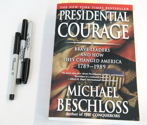 Eine weiße Oberfläche mit einem Buch namens "Präsidiale Tapferkeit: Mutige Führer und wie sie Amerika veränderten 1789-1989" von Michael Beschloss und zwei Stiften.
