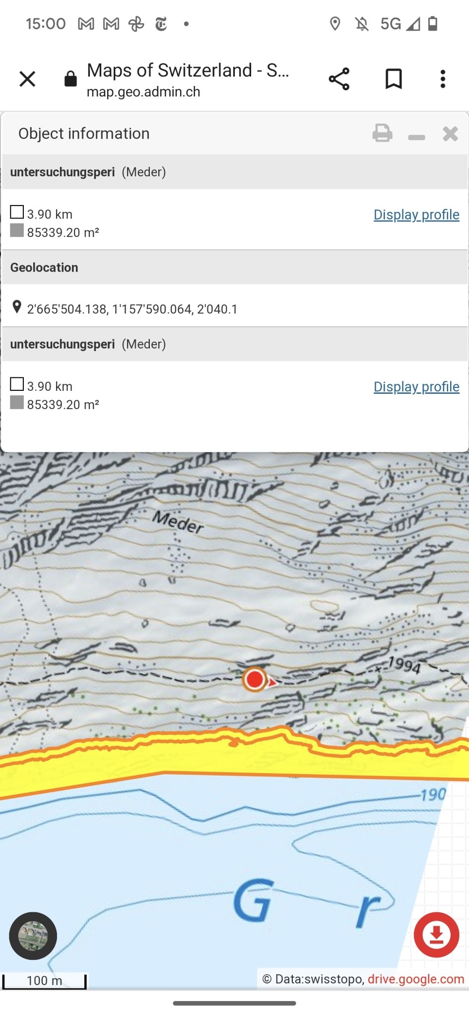 Topografische Karte der Schweiz auf einem Mobilbildschirm mit begleitendem Text und Symbolen angezeigt.